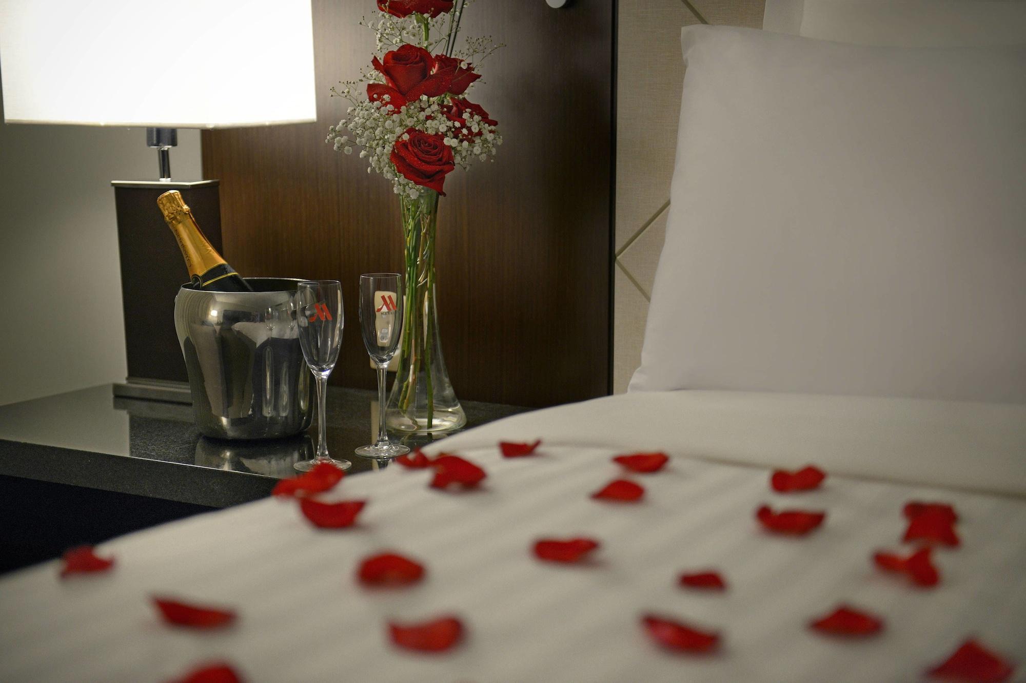 فندق ماريوت مطار ساو باولو جوارولوس المظهر الخارجي الصورة A bed with rose petals