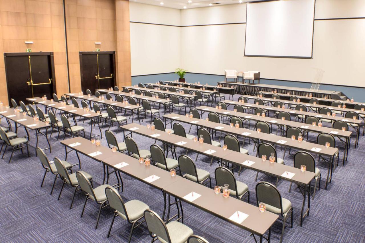 فندق ماريوت مطار ساو باولو جوارولوس المظهر الخارجي الصورة The ballroom at the Hilton San Francisco Airport