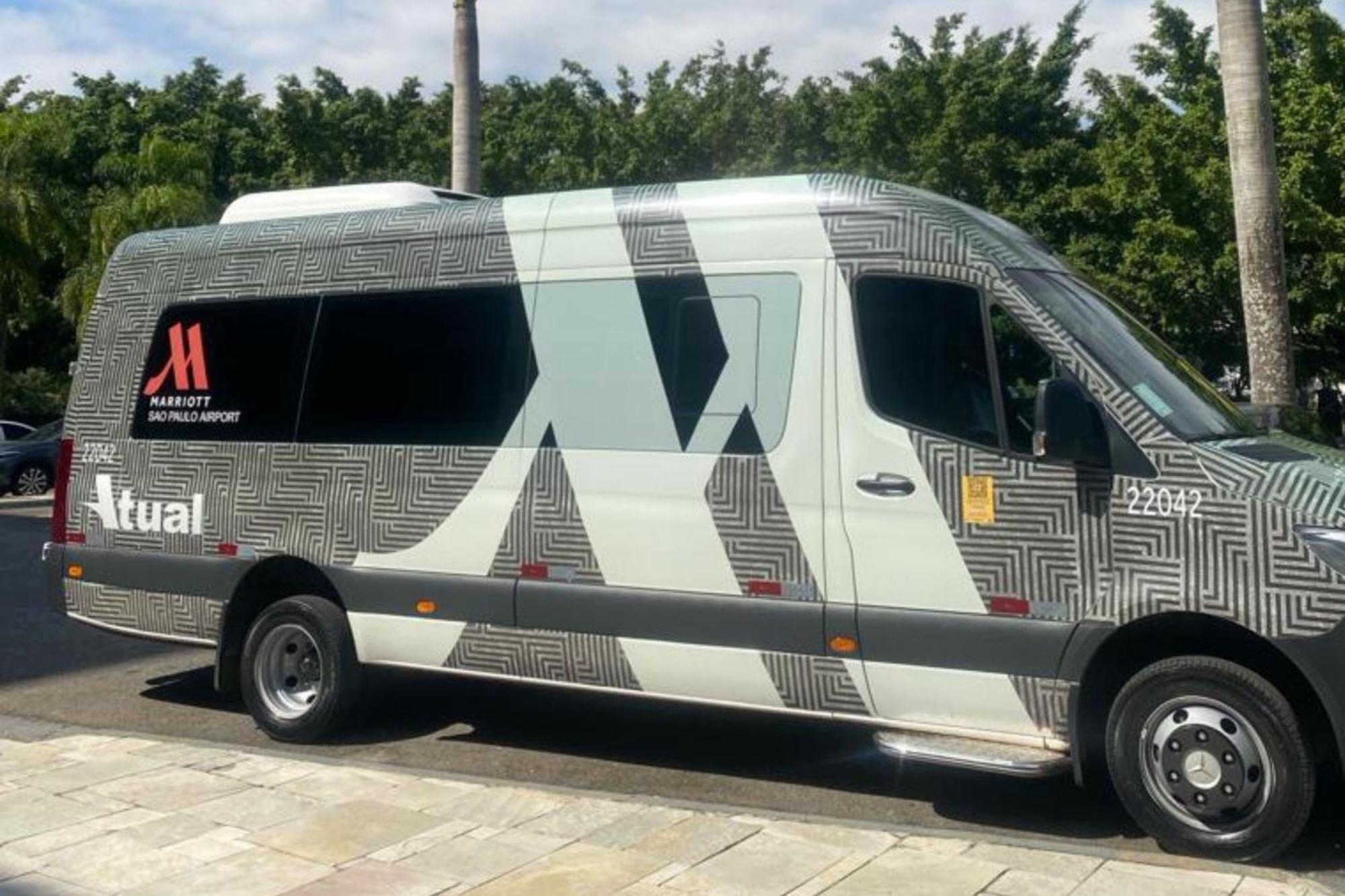 فندق ماريوت مطار ساو باولو جوارولوس المظهر الخارجي الصورة A Marriott International shuttle van