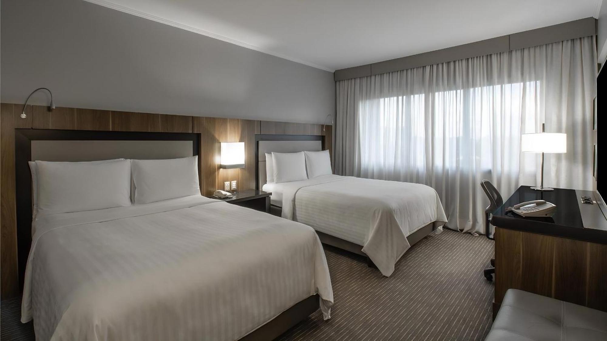 فندق ماريوت مطار ساو باولو جوارولوس المظهر الخارجي الصورة A typical guest room at the Hilton San Francisco Airport