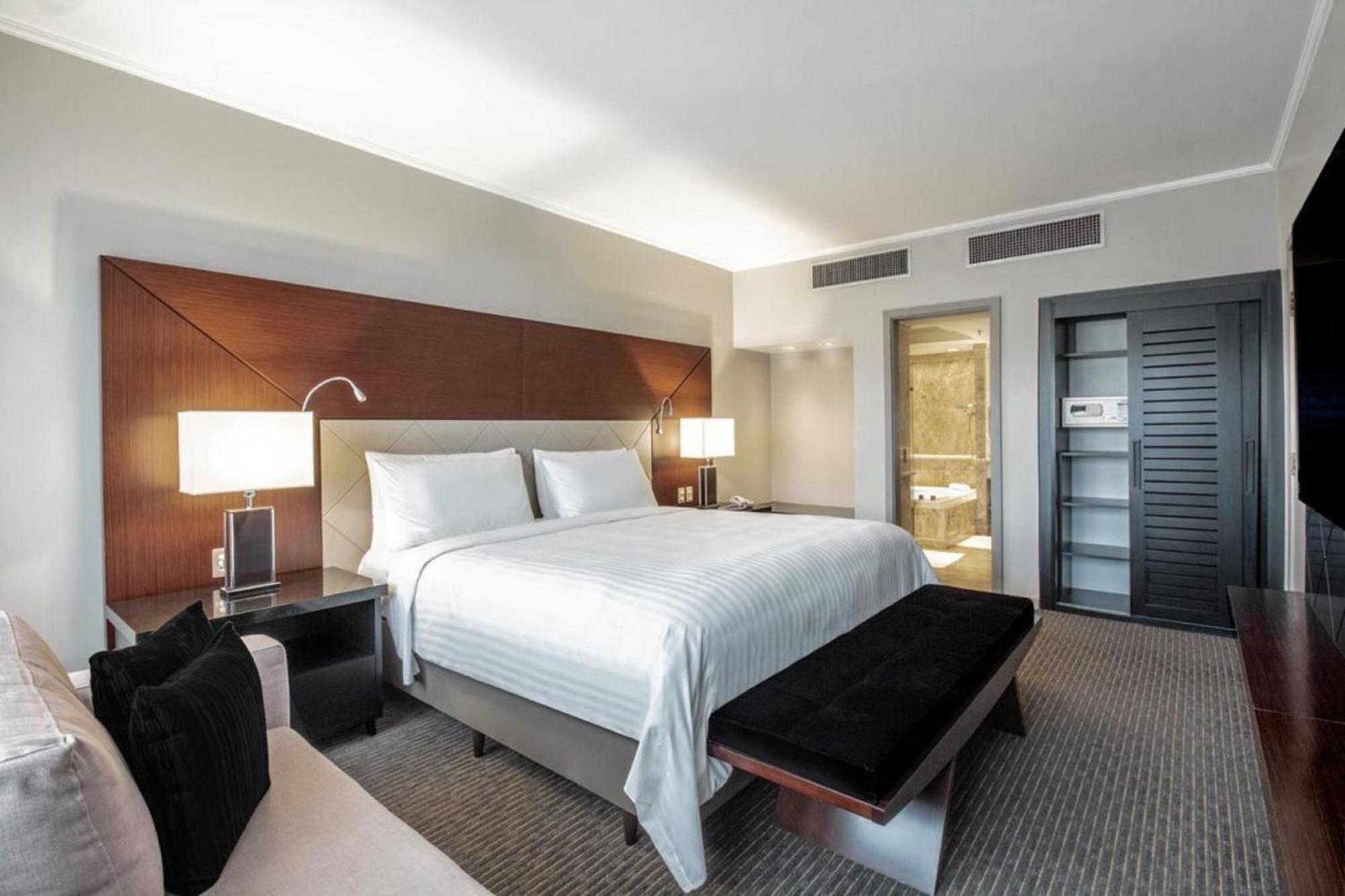 فندق ماريوت مطار ساو باولو جوارولوس المظهر الخارجي الصورة A bedroom at the hotel