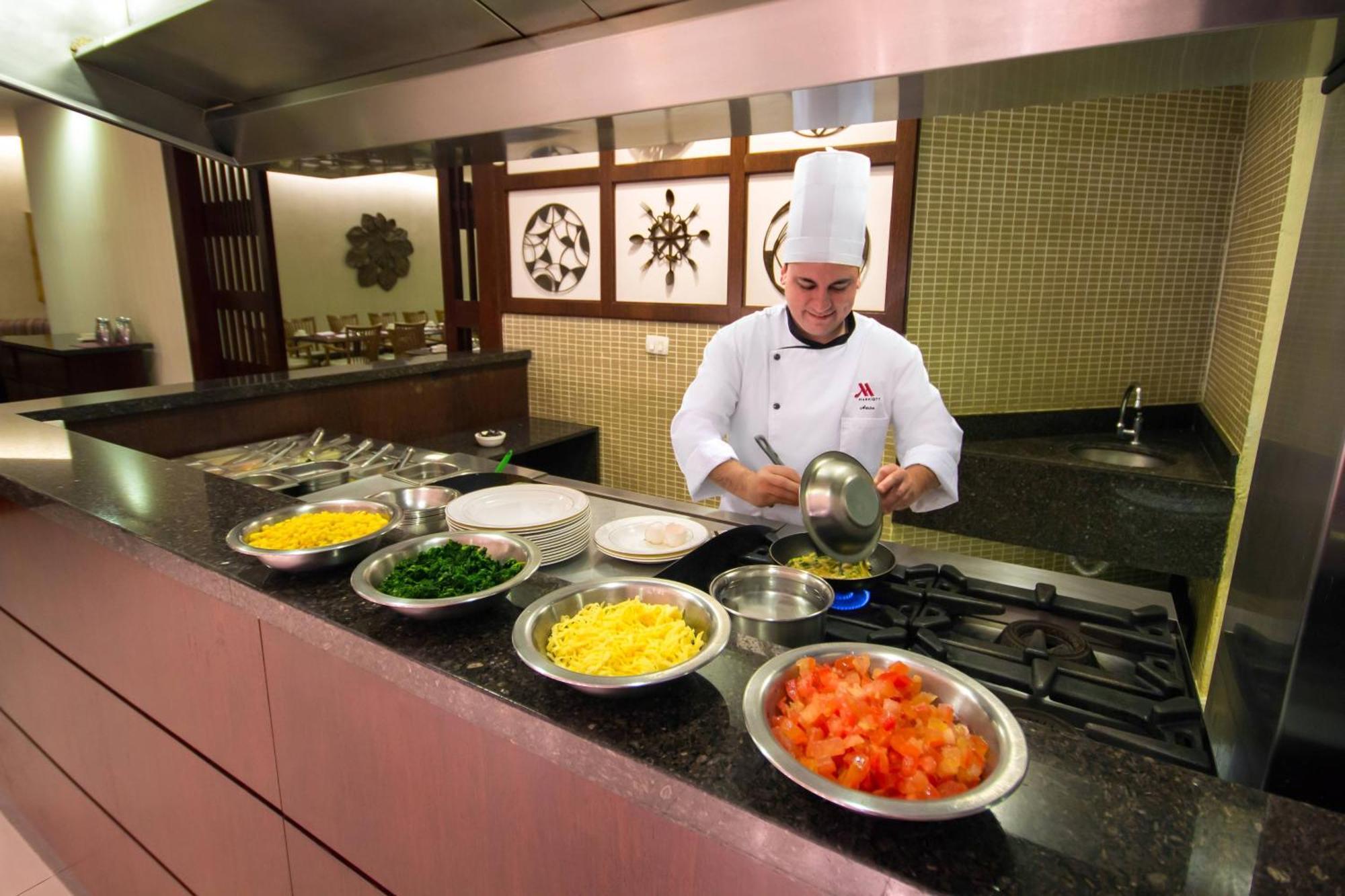 فندق ماريوت مطار ساو باولو جوارولوس المظهر الخارجي الصورة A chef preparing food