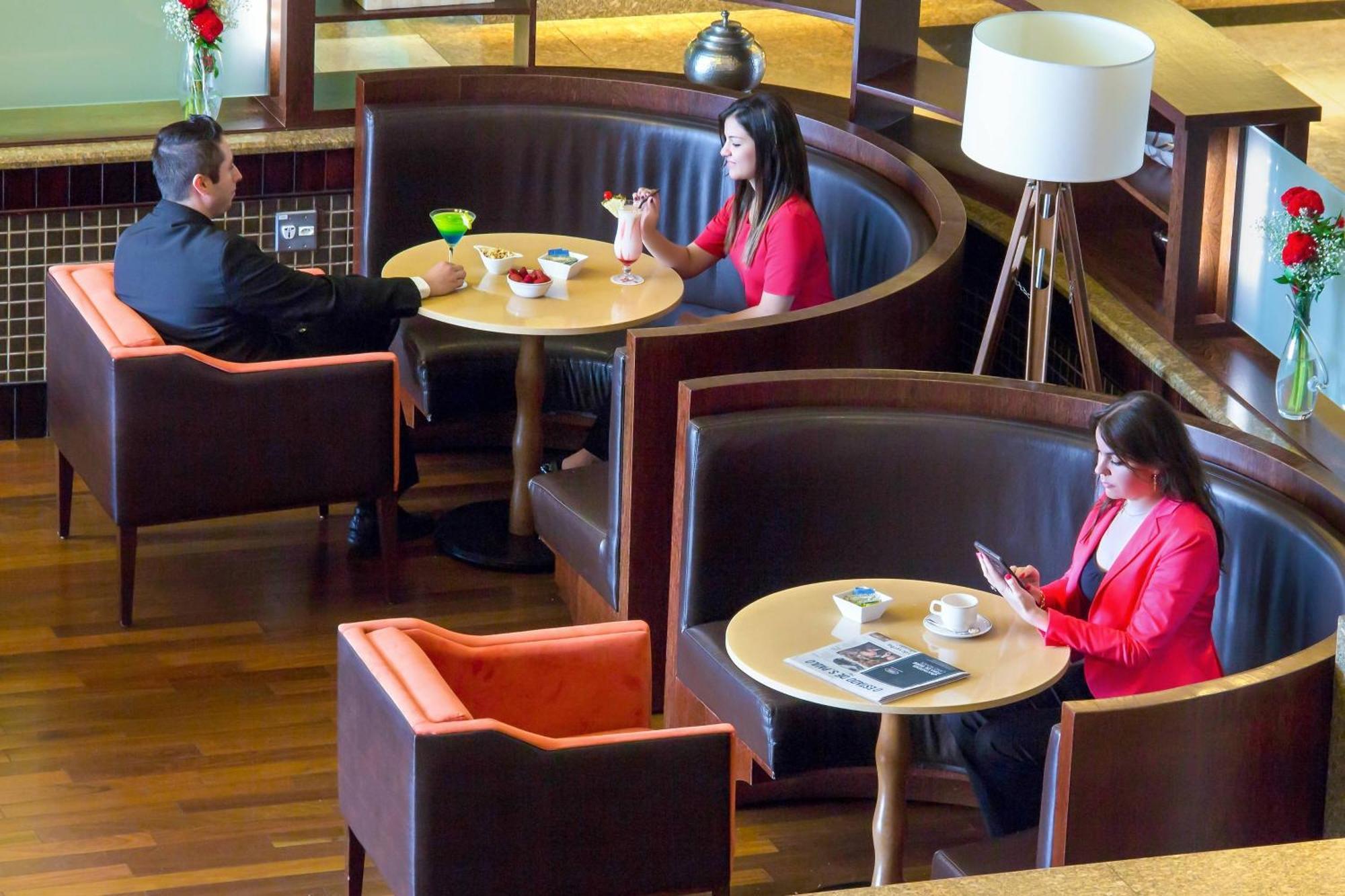 فندق ماريوت مطار ساو باولو جوارولوس المظهر الخارجي الصورة The lounge at the airport